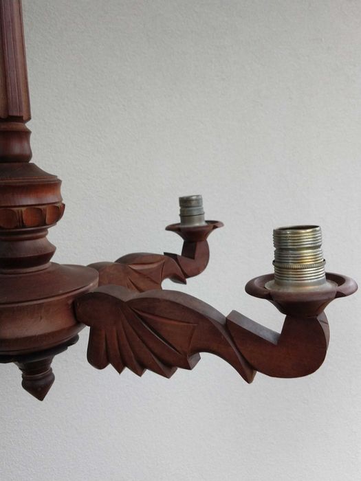 Rzeźbiony zabytkowy żyrandol z naturalnego drewna