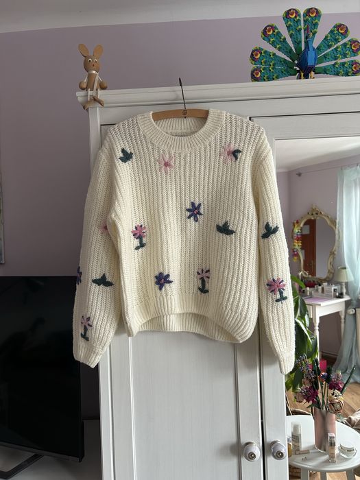 Sweter w haftowane kwiaty
