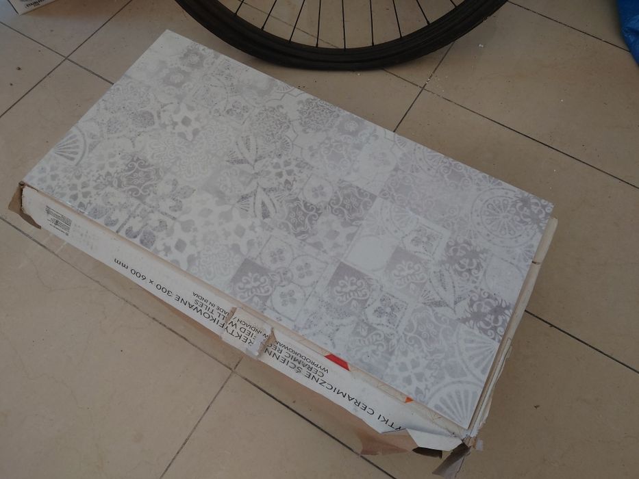 Płytki ceramiczne ścienne rektyfikowane 300x600 mm
