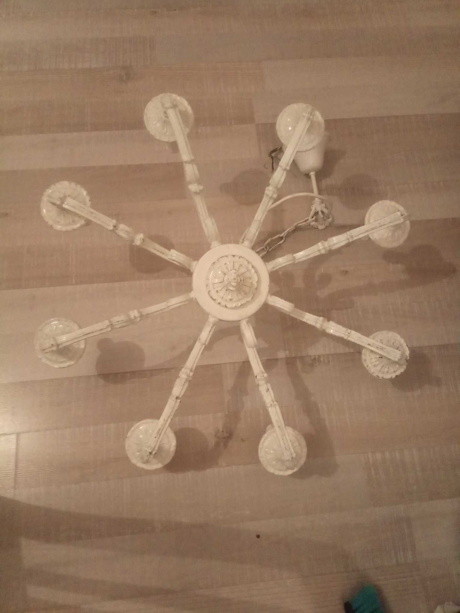 Zabytkowy mosiężny żyrandol