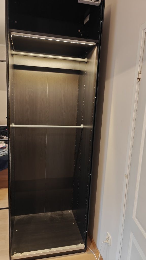 Szafa Ikea Pax czarna drzwi Auli/Mehamn 150x237x66 z oświetleniem