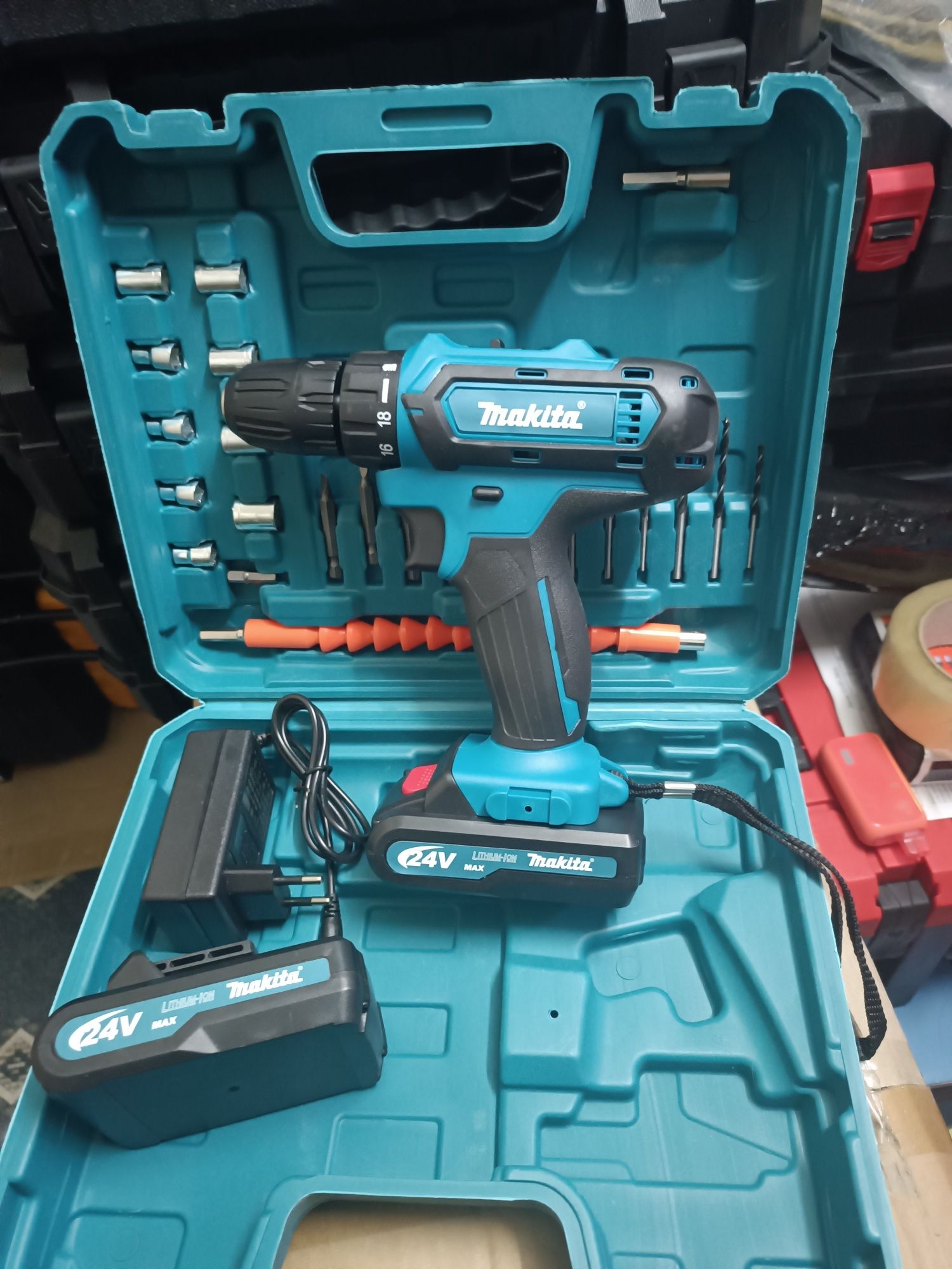 Шуруповерт Makita  331 DWE (24V, 5.0AH) с набором инструментов