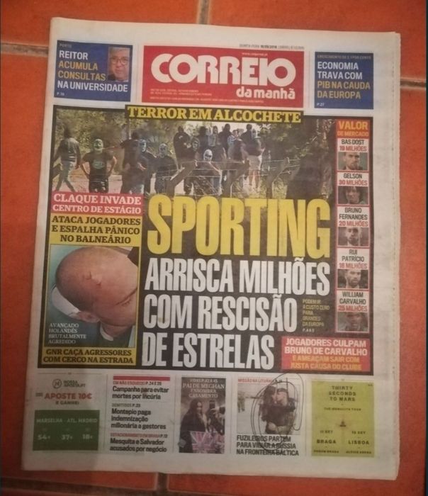 2 livros Sporting, 5 Jornais, e Emblema em Tapete Arraiolos 61X19,50cm