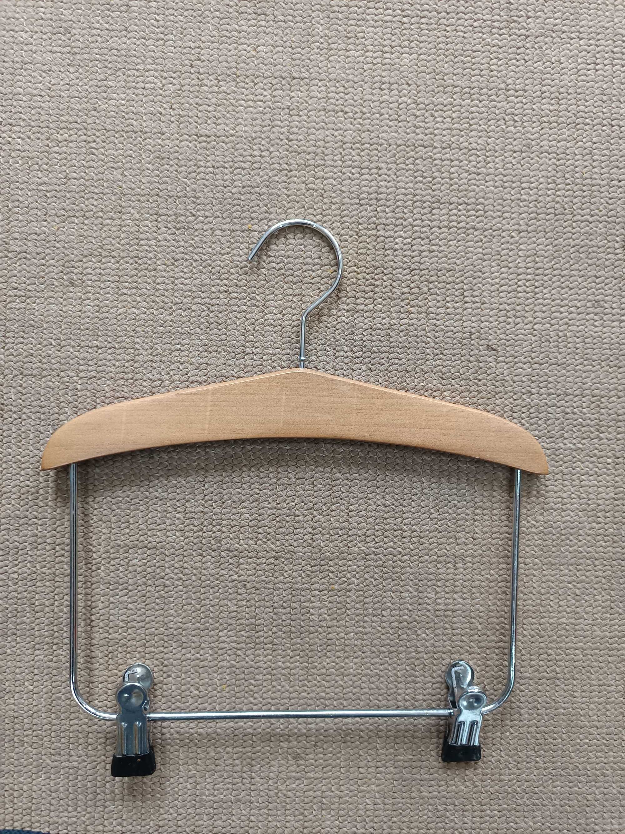 Cabides para roupa de criança
