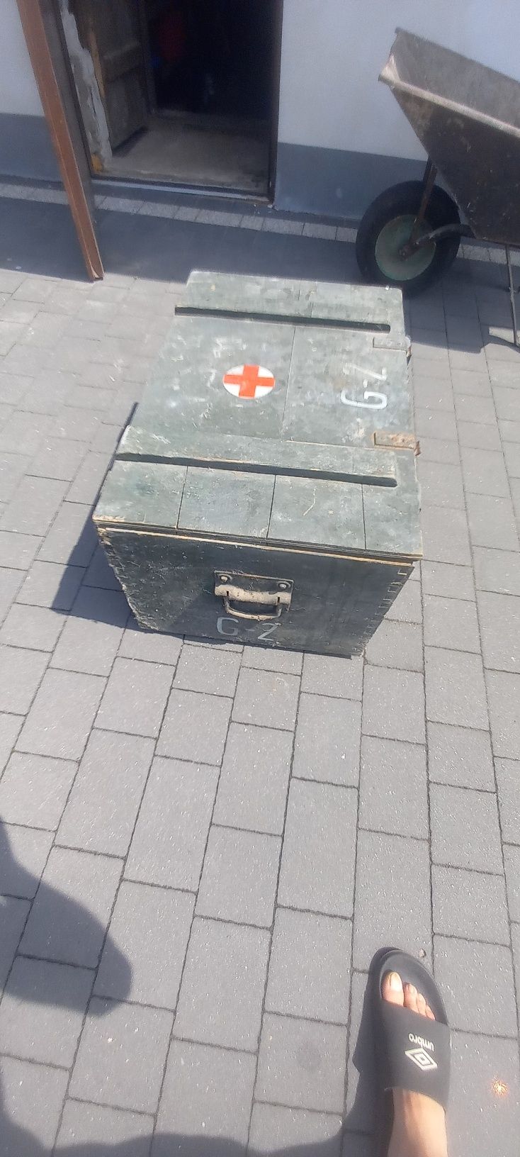 Sprzedam starą, solidna skrzynię o wymiarach 60 x40.
Skrzy