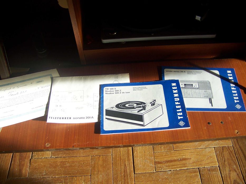 rádio e giradiscos telefunken em móvel de madeira