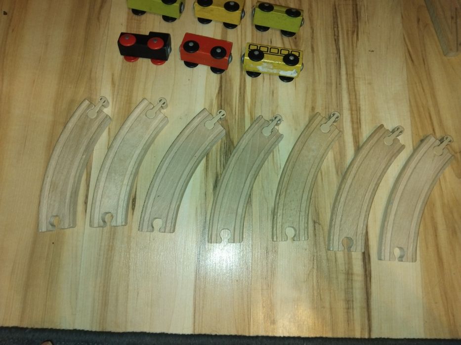 Drewniany pociąg z torami