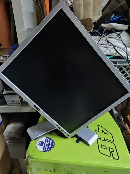 Dois monitores Dell 1908 com pé elevatório