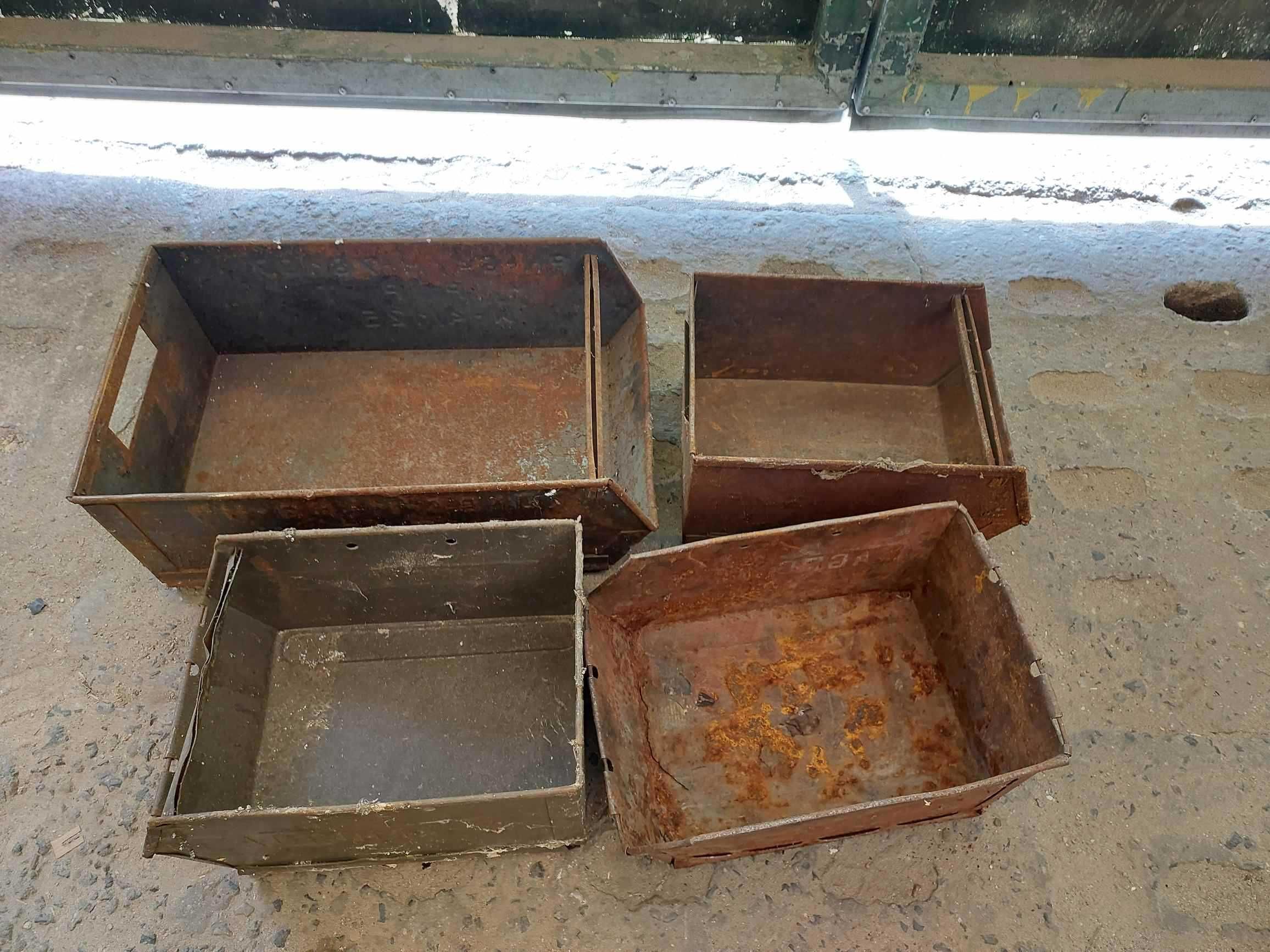 Pojemniki metalowe na gwoździe śruby typ Agroma duże małe