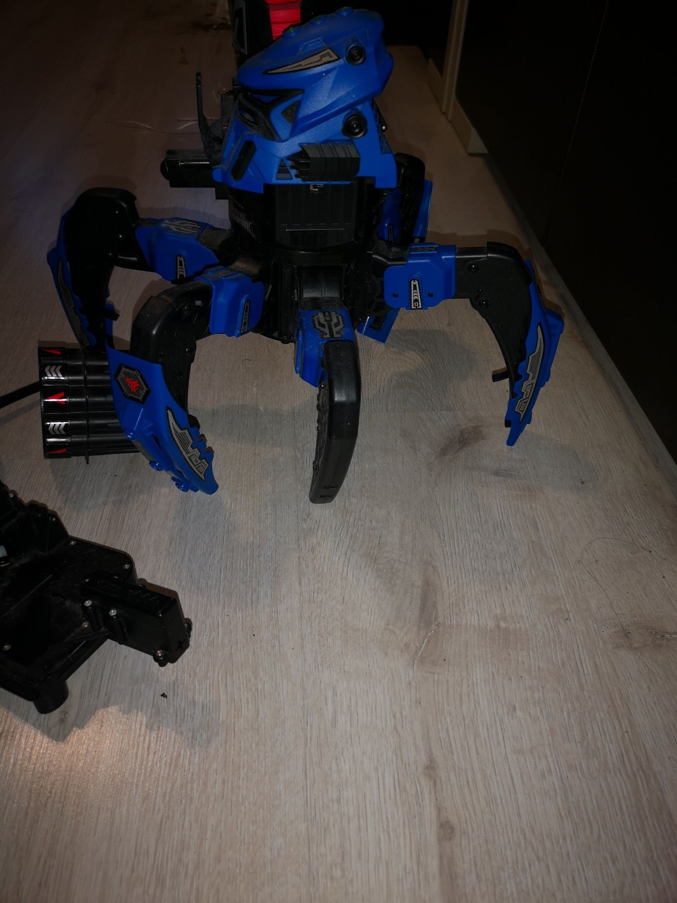 Robot pająk interaktywny ze strzalkami