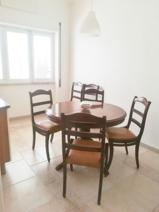 Vendo mesa extensível de raiz de nogueira, com 6 cadeiras estofadas