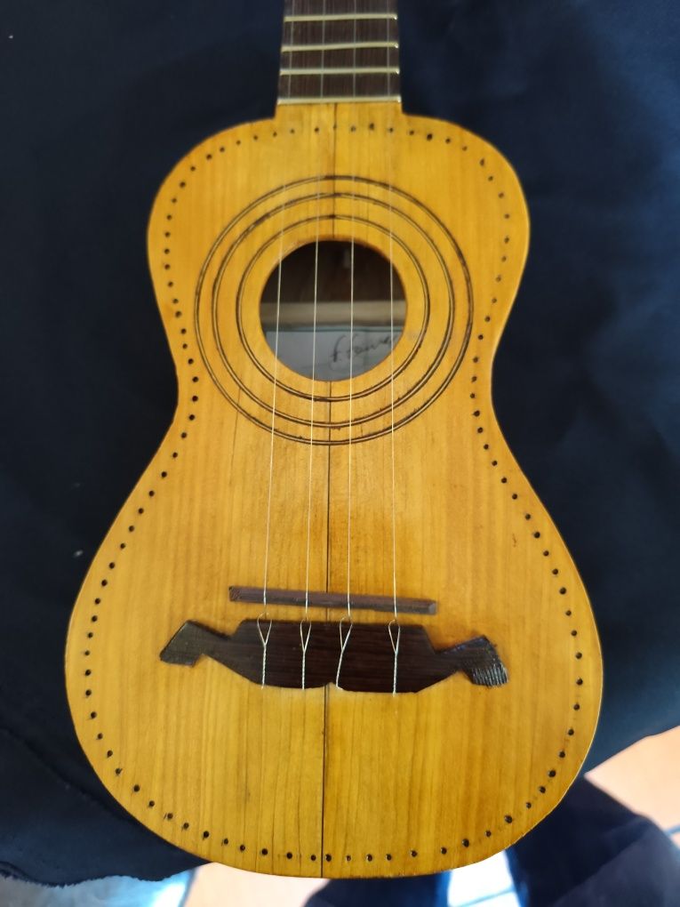 Cavaquinho novo, construído em Cedro de zona fria