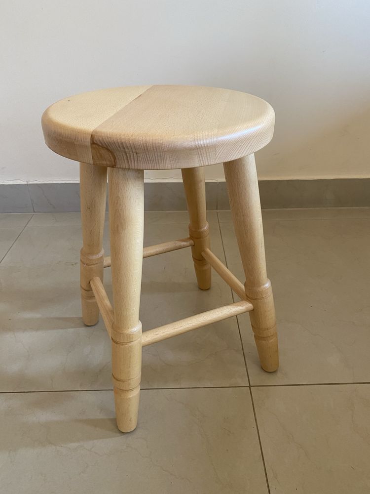 Taboret drewniany.