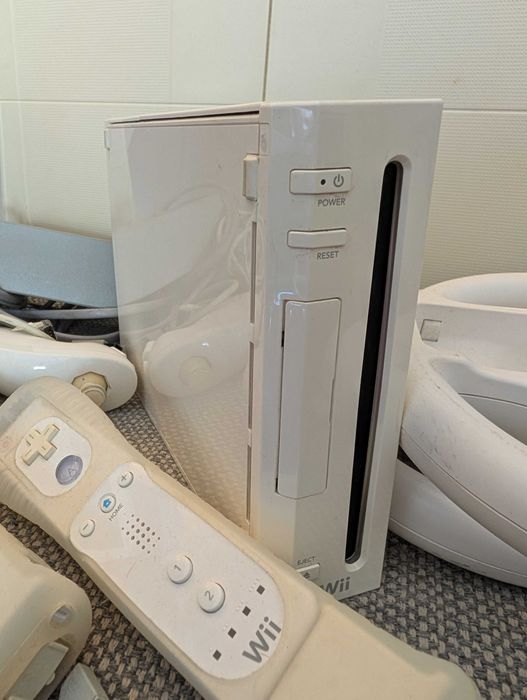 Pack Nintendo Wii - Consola+Comandos+Base/Plataforma+5 Jogos