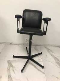 Wyposażenie salonu fryzjersko-kosmetycznego fotele, krzesła, suszarka.