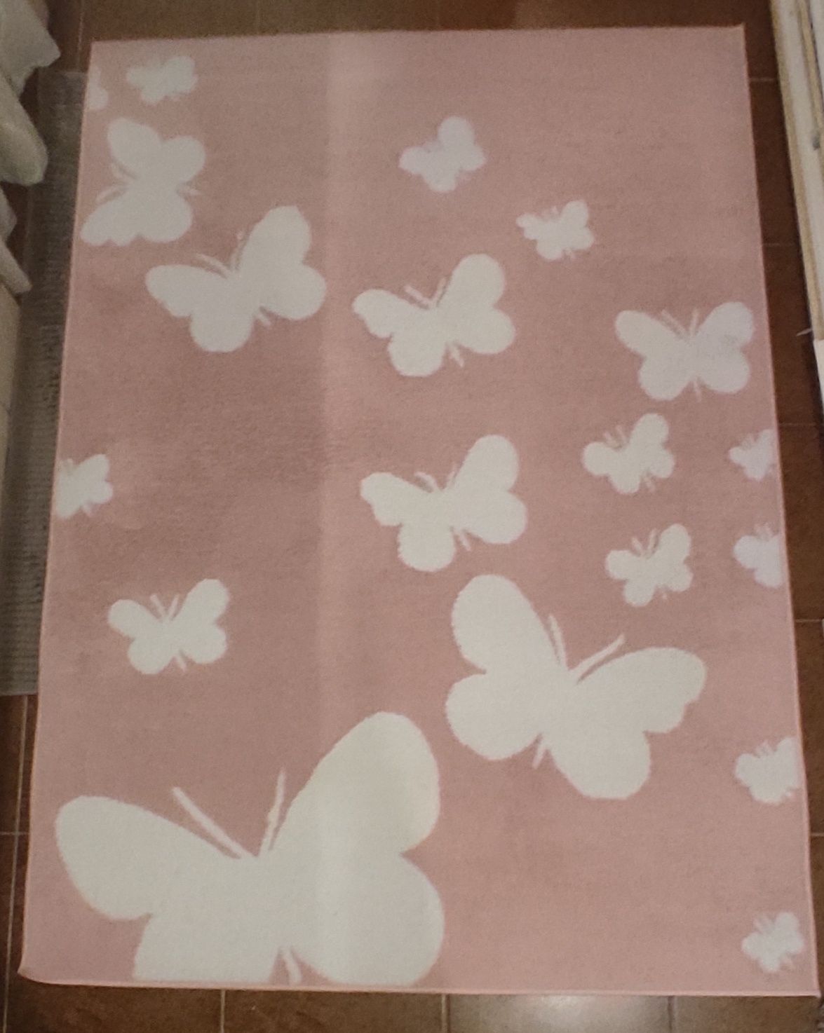 Różowy dywan 170x120cm w białe motyle