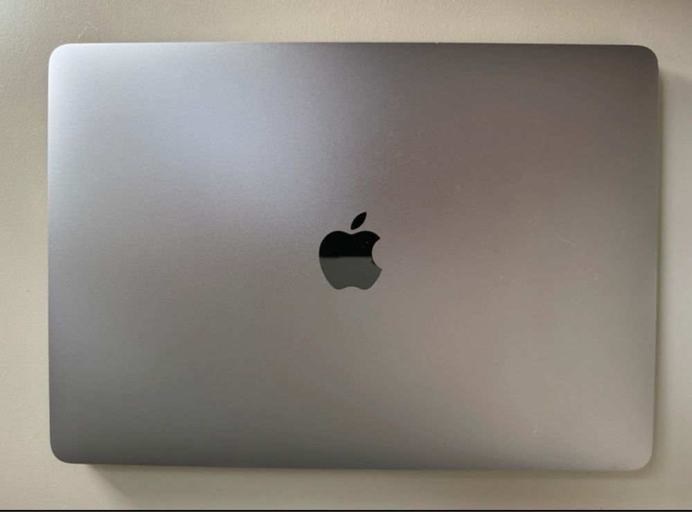 Macbook Pro 2019 / 8GB RAM / 256GB MEMORY / TOUCH BAR
