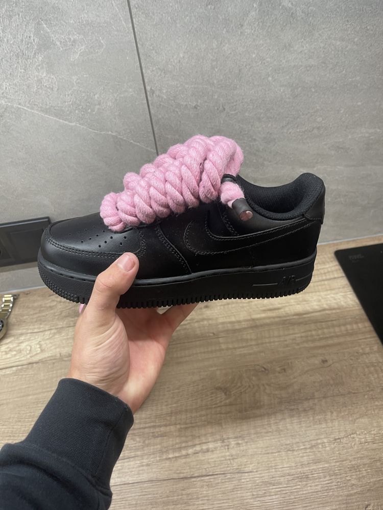 Nike Air Force 1 кастом • чорні з рожевими шнурками • топ стиль