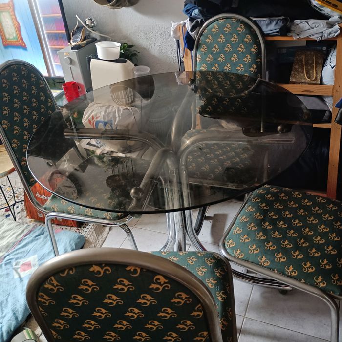 Mesa de vidro com cadeiras de oferta