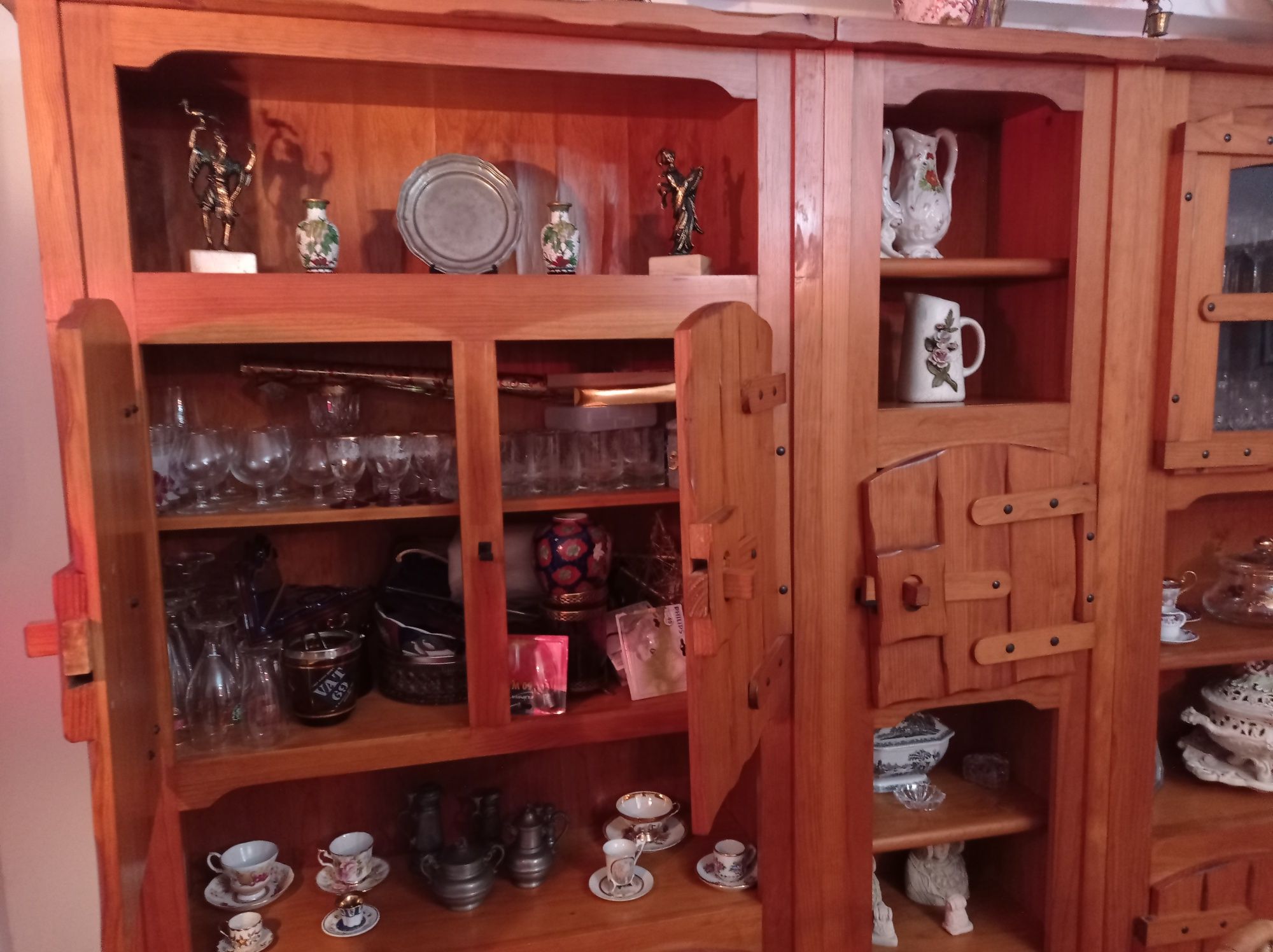 Móvel com bar em madeira