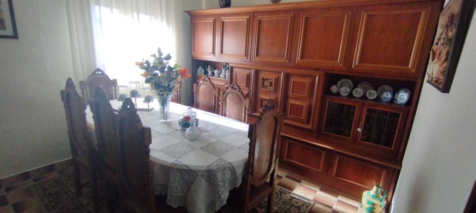 Armário + mesa de jantar + 8 cadeiras + 1 sofá cama + 2 sofas ind.