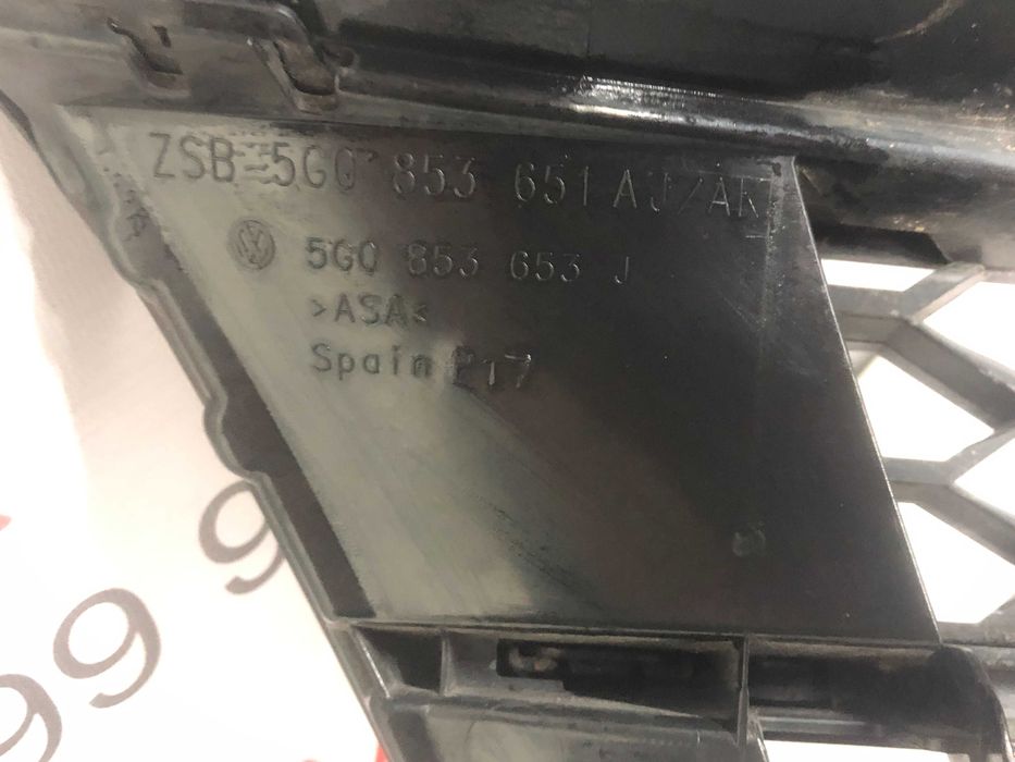 Решітка радіатора Volkswagen Golf 7 GTD 5G0853653J