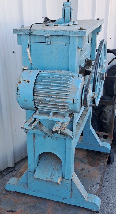 Escarolador de milho antigo a funcionar