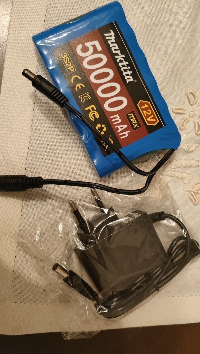 Bateria z ładowarką do dmuchanych kostiumów.