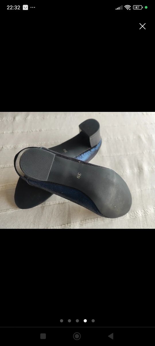 Sapatos de mulher azul escuro e dourado