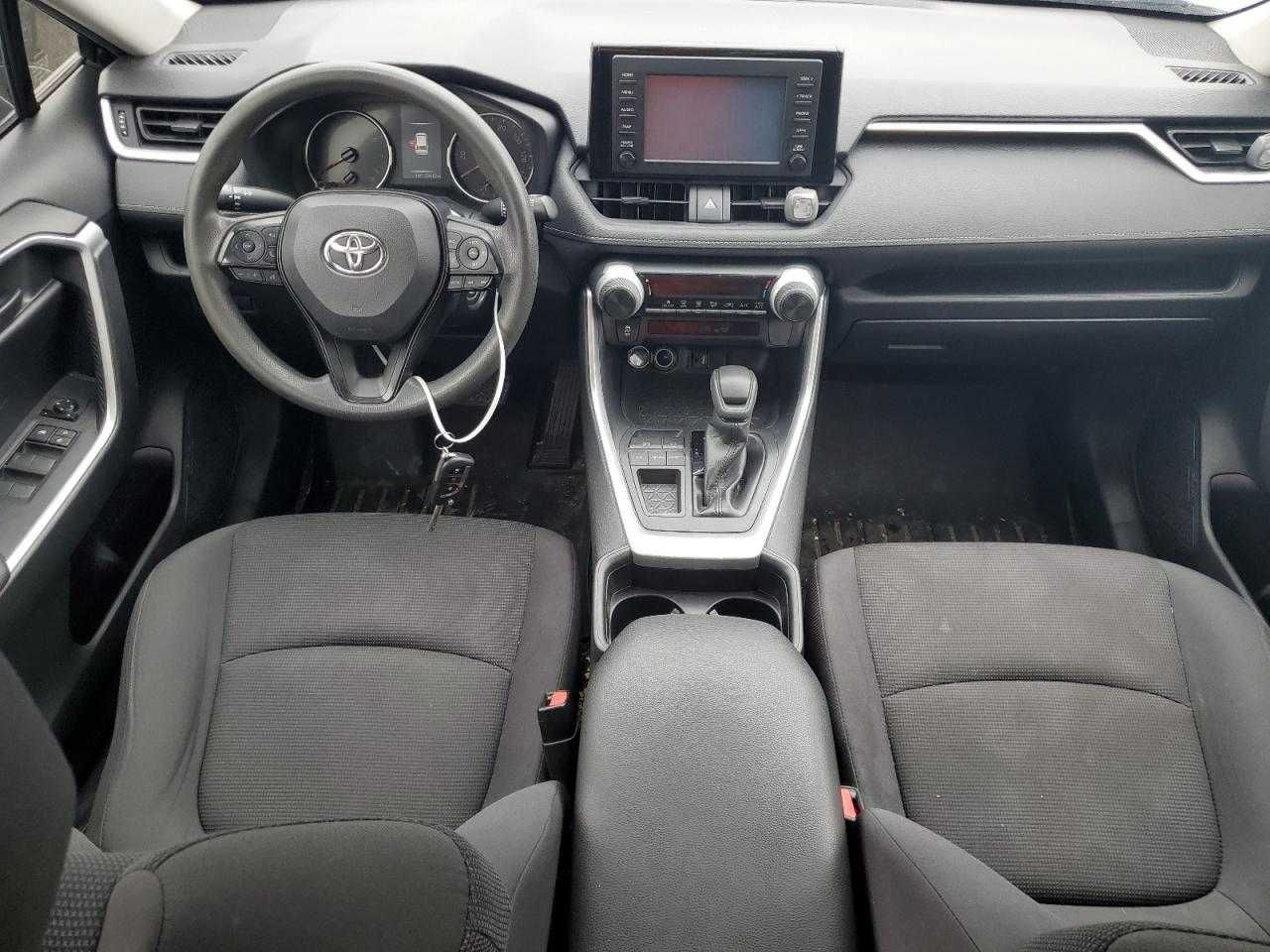 2019 TOYOTA RAV4 LE чорний колір