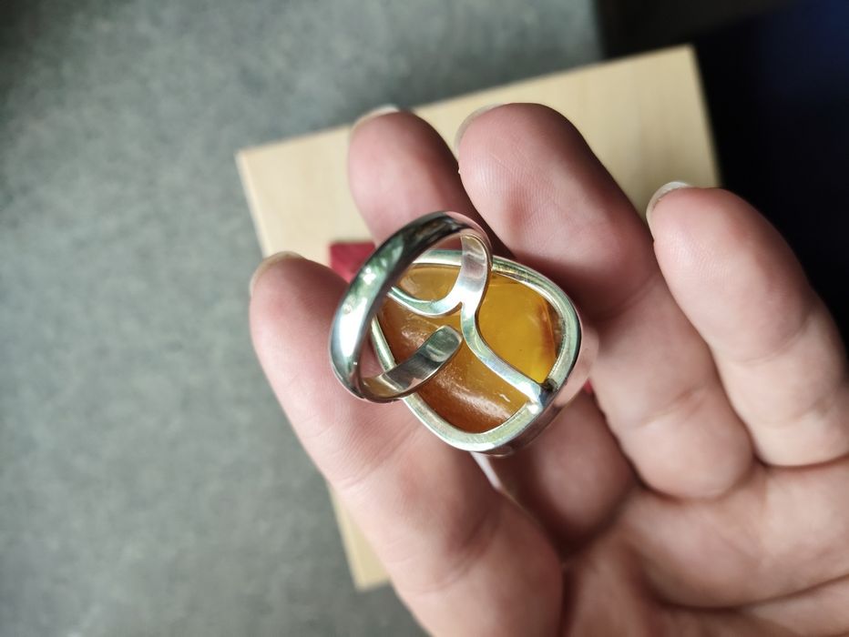 Srebrny pierścionek z bursztynem regulowany srebro