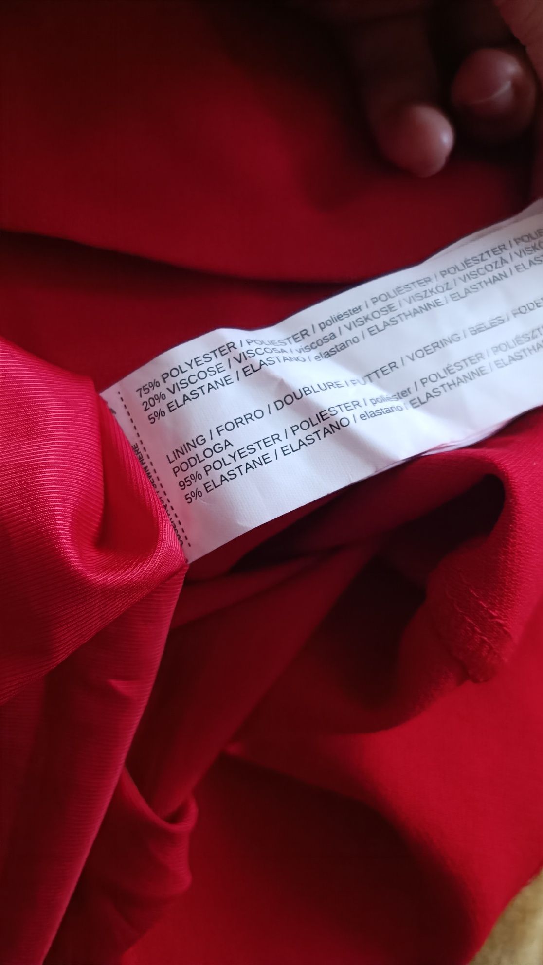 Czerwona sukienka bez rękawów