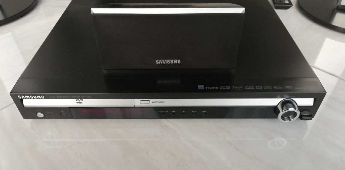 Zestaw kina domowego Samsung 5.1 o mocy 500W (5x80+sub100W) z DVD i FM