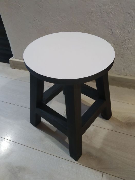 Гарні міцні дерев'яні кухонні стільці табурет стільчик стілець столик