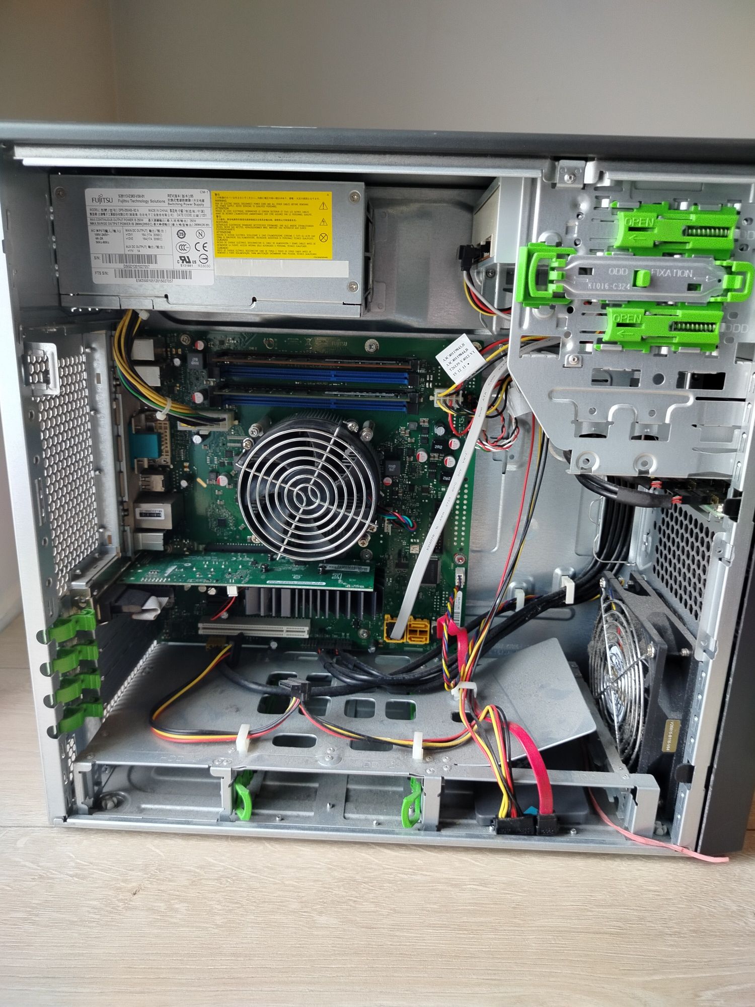 Komputer Fujitsu ESPRIMO P700 E85+