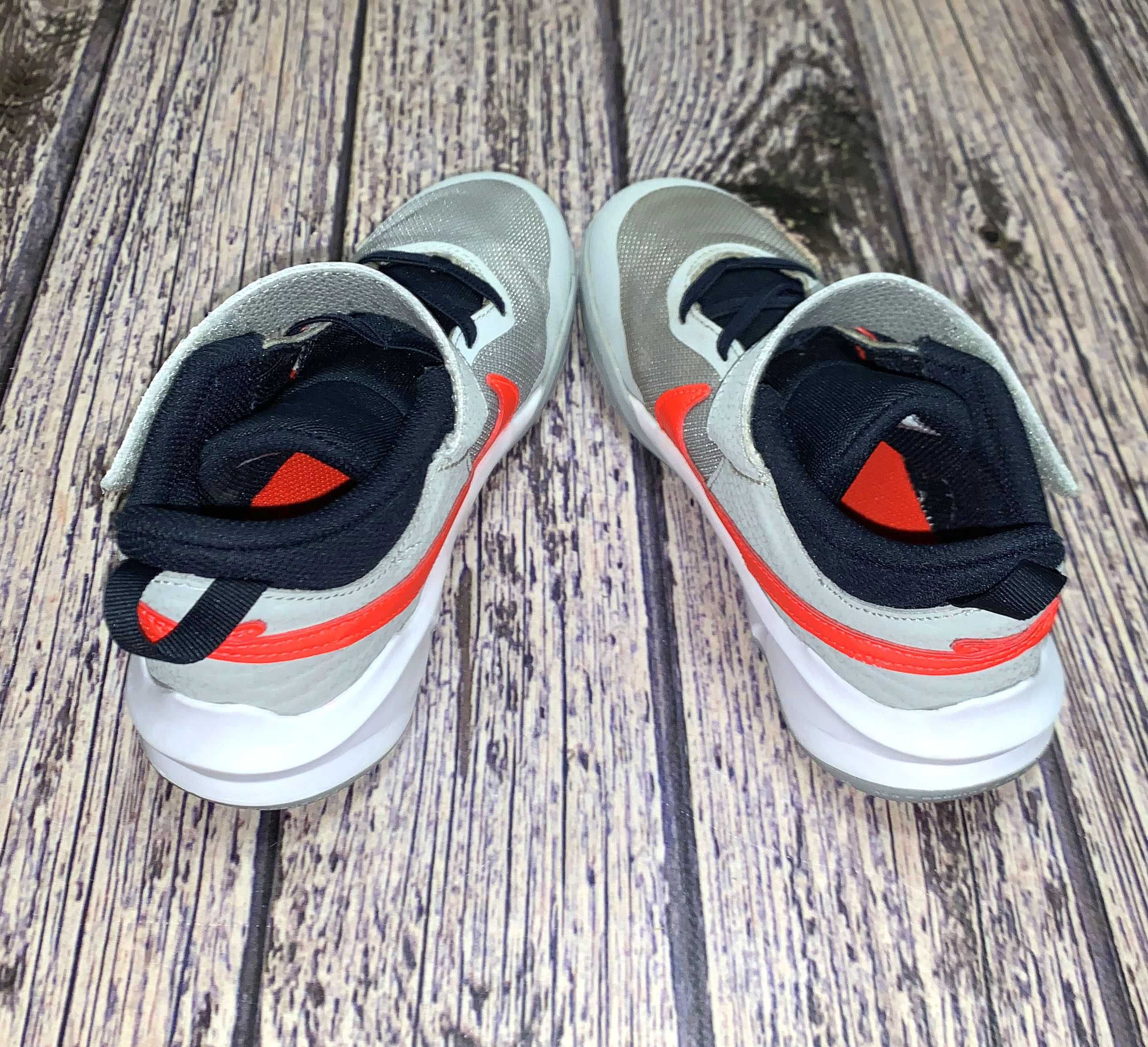 Кроссовки nike hustle cw 6736-006 для ребенка. размер 33 (21,5 см)