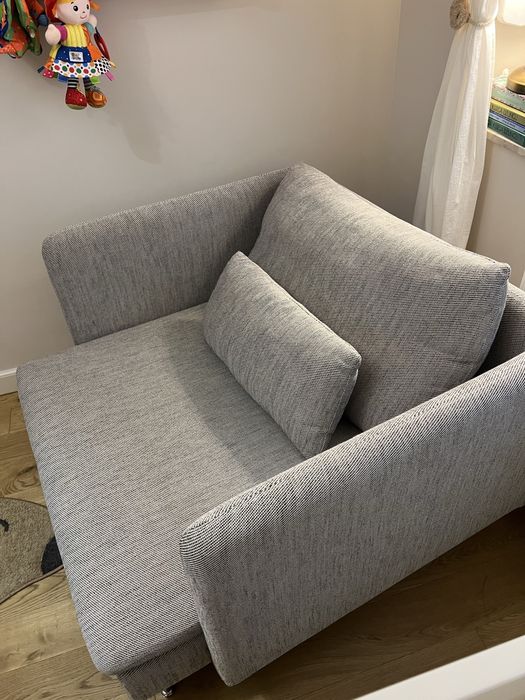 Fotel Soderhamn ikea z dwoma bokami.