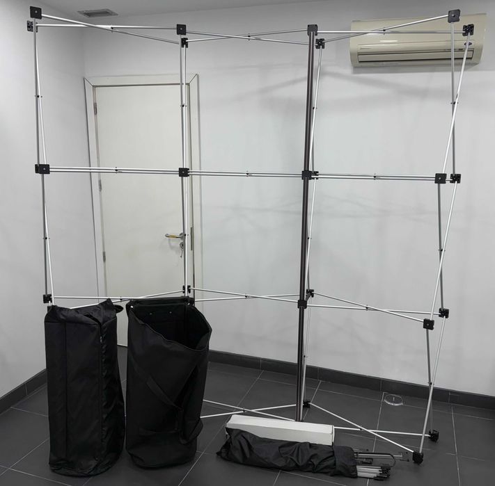 Pop Up Display Magnético 2,5x2,5m com Luzes e Trolley – Como Novo
