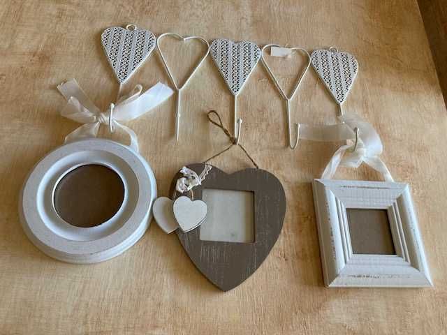 2 cabides em formato coração + 6 molduras