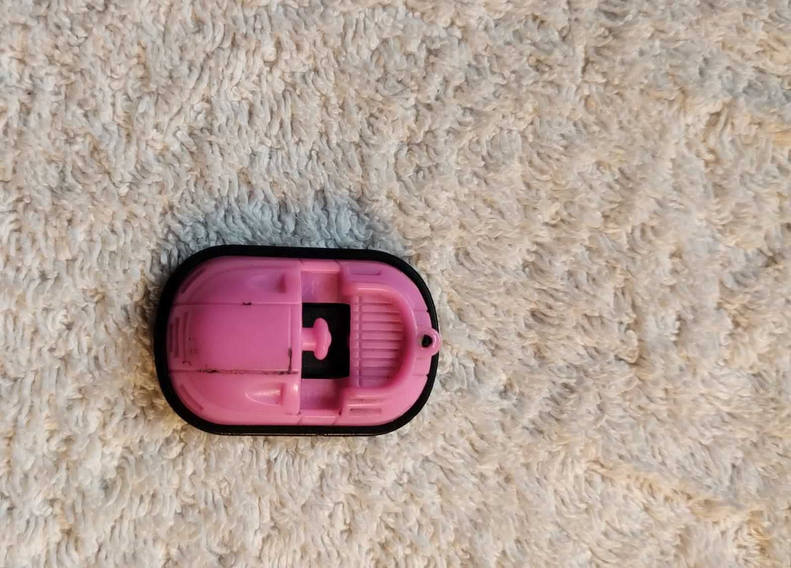 różowy samochód, różowy samochodzik, zabawka, figurka