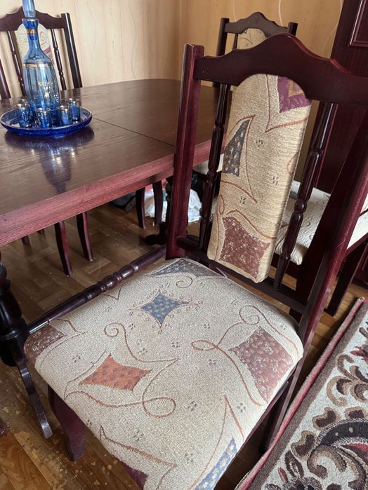 Stół rozkładany z krzesłami