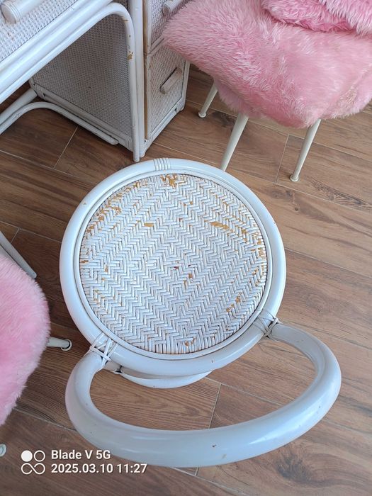 Toaletka ratanowa z krzesłem do odnowienia