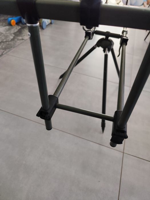 Stanowisko karpiowe tri pod Mistrall na 3 wędki