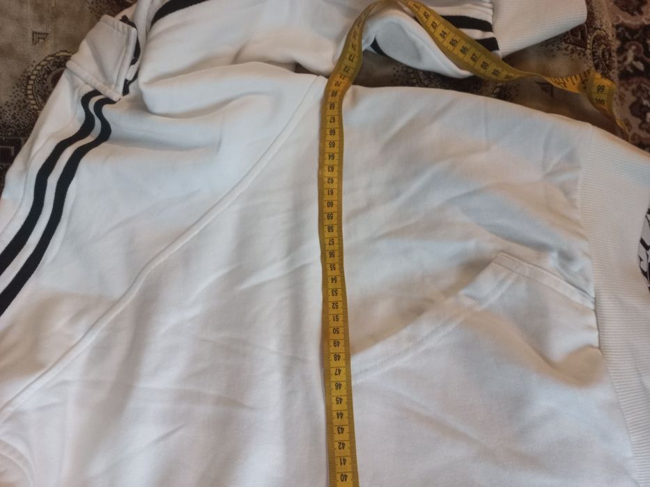 Стильниа зіпка-худі з лампасами та накладними кишенями на рукавах.