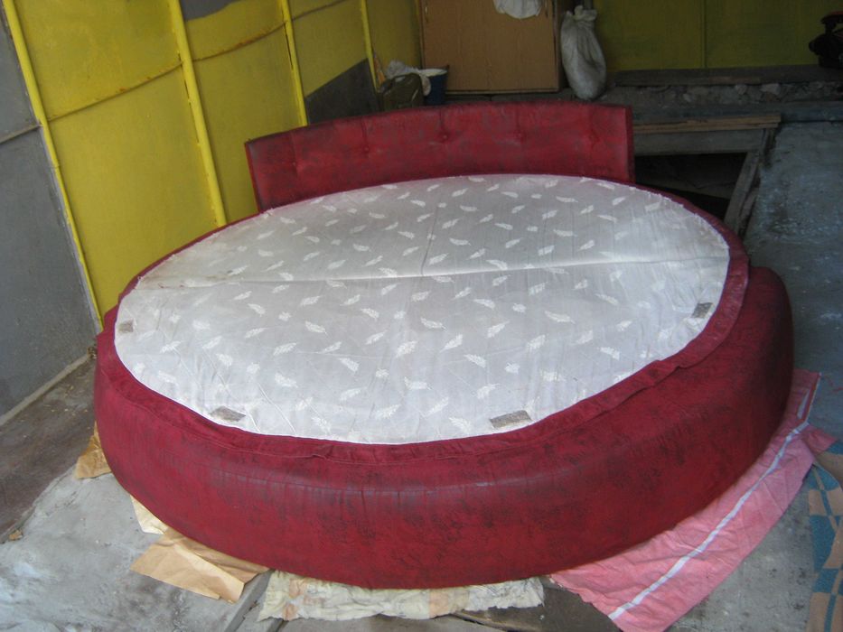 Круглый диван с приставными пуфами с отсеками для белья.