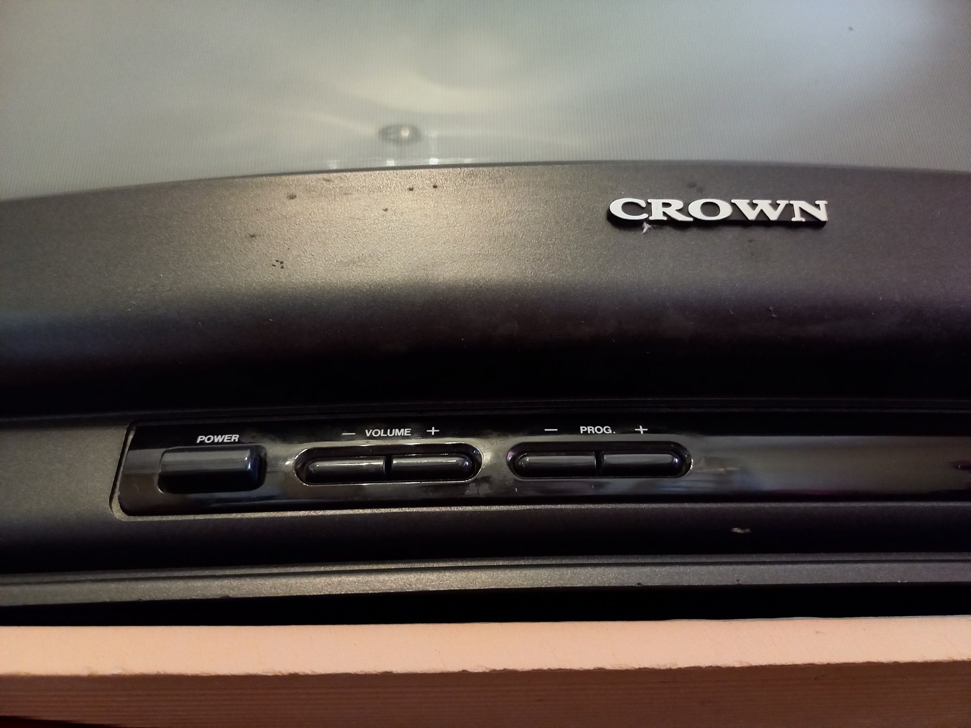 TV Crown a cores