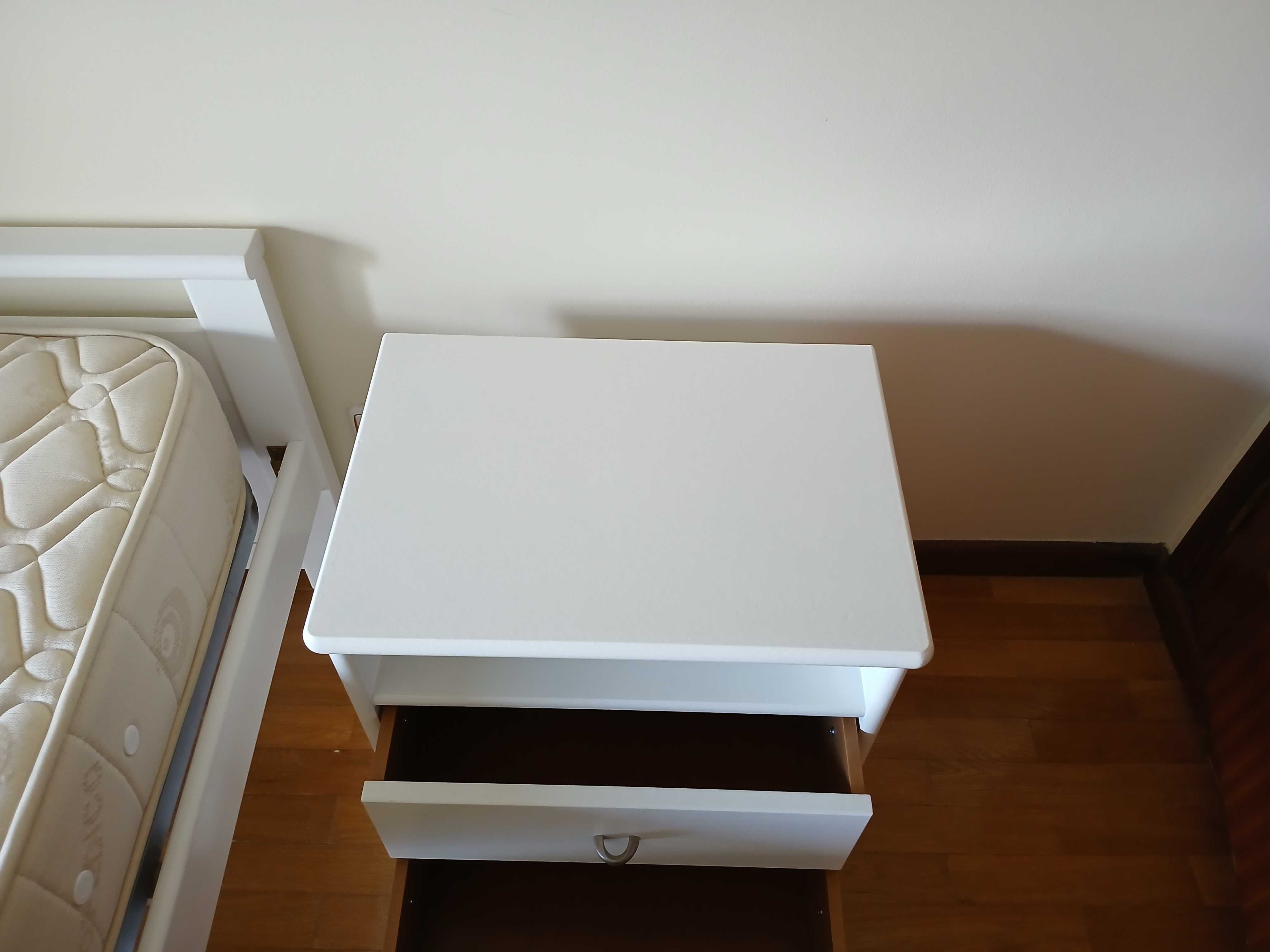 Cama pessoa + colchão +mesa cabeceira