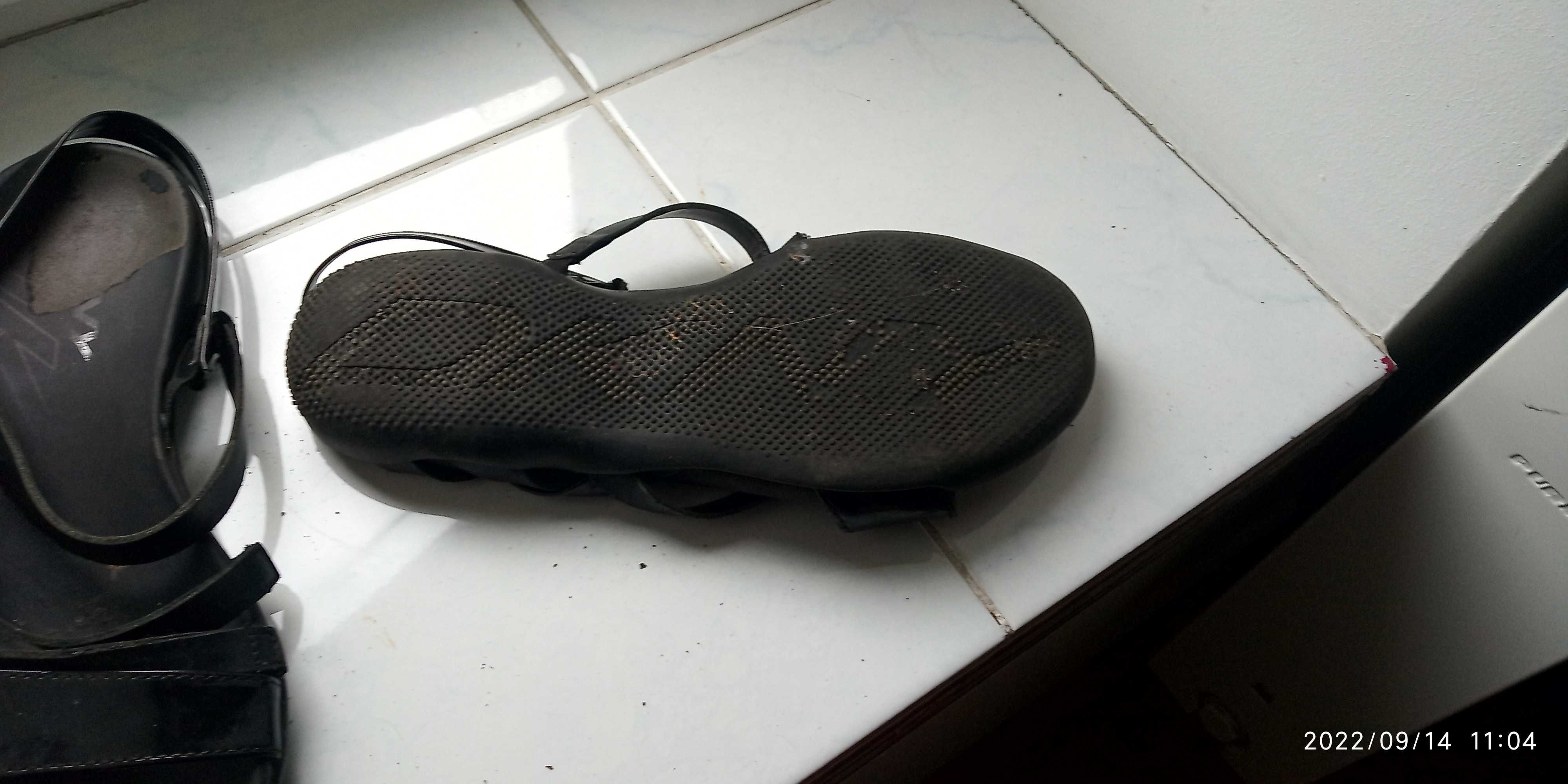 czarne sandały paski skóra logowane