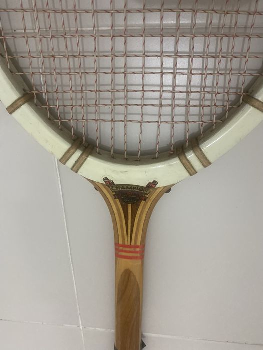 Raquete antiga de tennis  - Champion de madeira