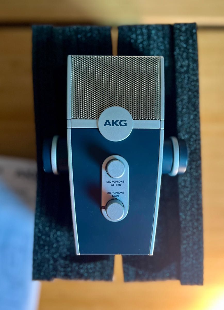 Mikrofon AKG Lyra USB – Idealny do nagrań i podcastów, jak nowy!